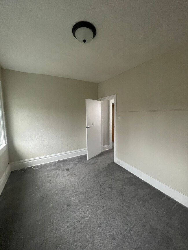 Building Photo - Available July 1st! 3 Bed 1.5 Single Family Home!