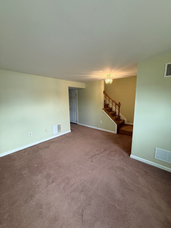 Building Photo - Winter Move-In Special! $400 Off – Price R...