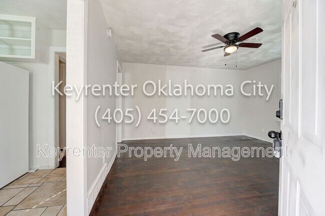 Building Photo - 4913 N Willow Ave