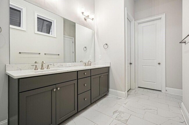 Building Photo - 123 Village Green Ave