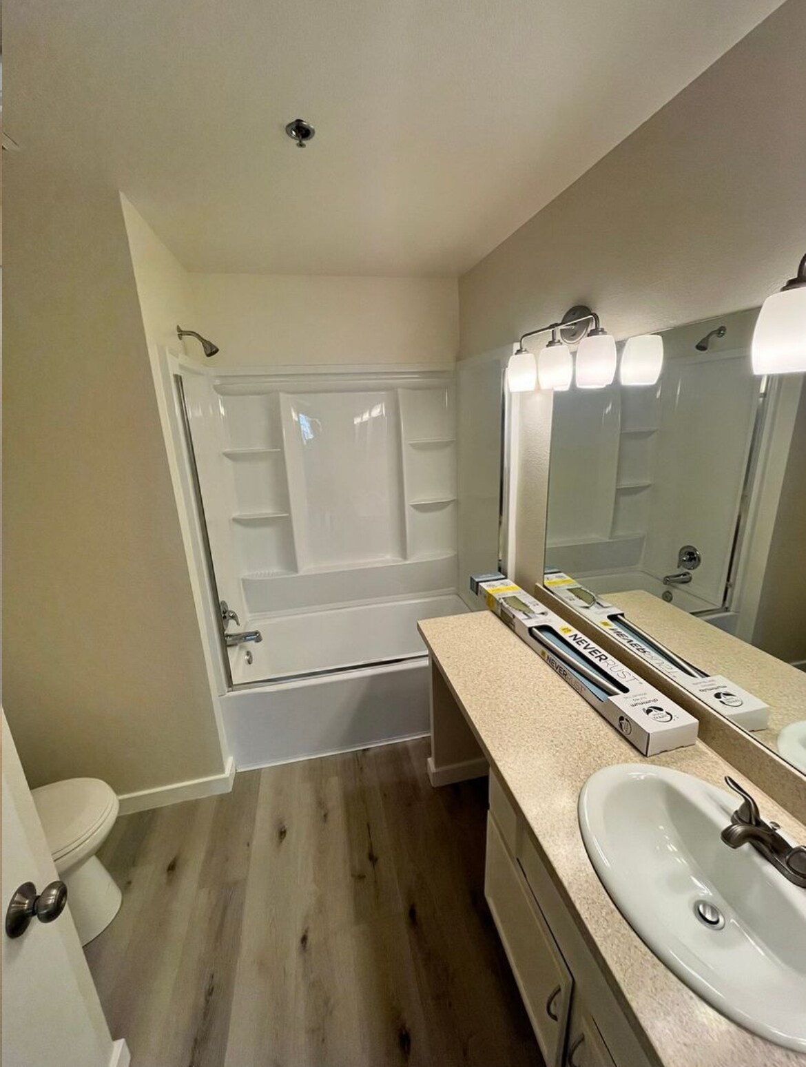 Bathtub on left side suite including vanity area - 3980 Faircross Pl