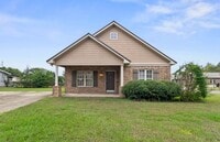 Building Photo - Charming 3 Bedroom 3 Bath Home Available i...