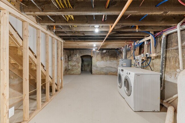 Building Photo - 6049 Elmwood Ave