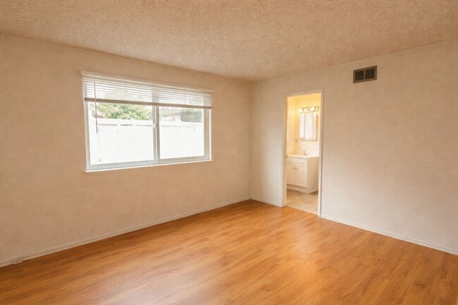 Building Photo - 4-Bedroom House with Fenced Backyard **Fresh Paint and New Flooring