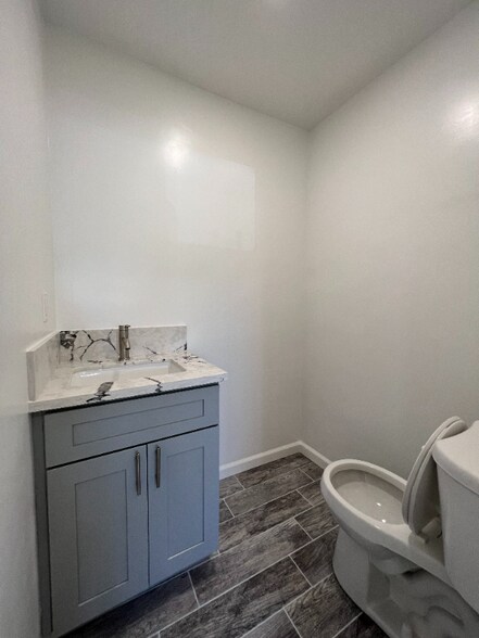 Building Photo - 2333 S Mansfield Ave