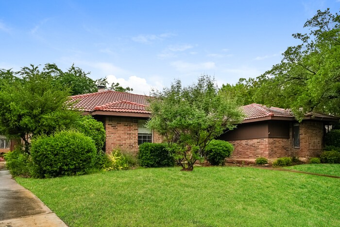 Building Photo - 2111 Inverness Dr
