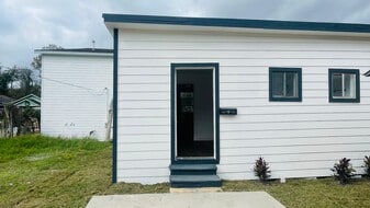 Building Photo - 413 N LIVE OAK