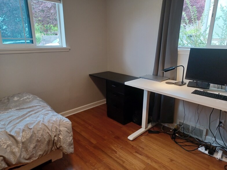 Private room for rent (furnished, 160sf) - 4719 SW Findlay St