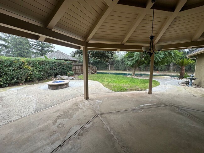 Building Photo - Entertainer delight rental home located in ''The Lakes'' subdivision coming soon!