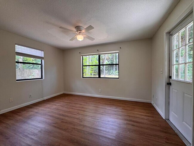 Building Photo - Updated 2 bedroom in South Daytona