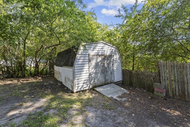 Building Photo - 4009 Maple Dr