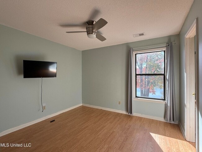 Building Photo - 1327 Fox Chase Dr