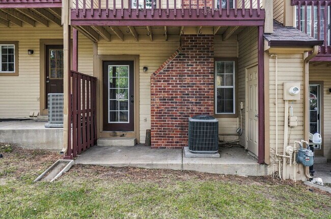 Building Photo - 3-Bedroom Louisville Townhome with Finished Basement