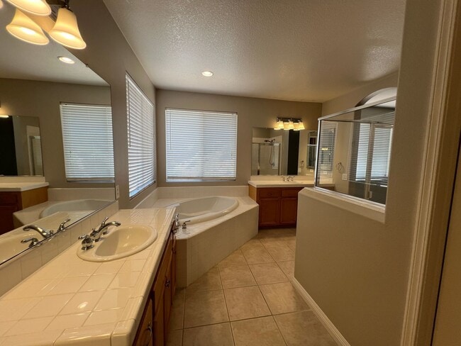 Building Photo - Beautiful Family Home With Pool