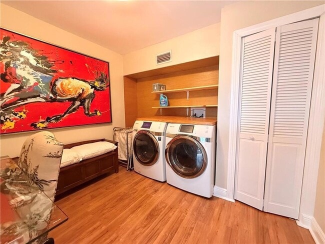 Building Photo - 611 Lyons St