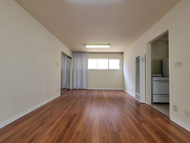 Building Photo - 5165-5165 1/2 Santa Monica Blvd