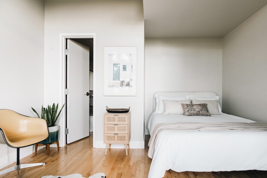 Building Photo - 2000 Little Raven St