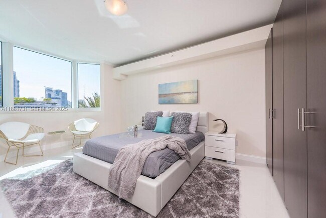 Building Photo - 300 South Pointe Dr