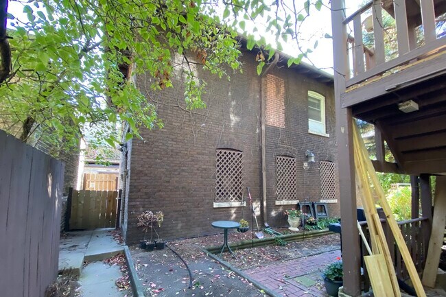 Building Photo - 921 W Winona St