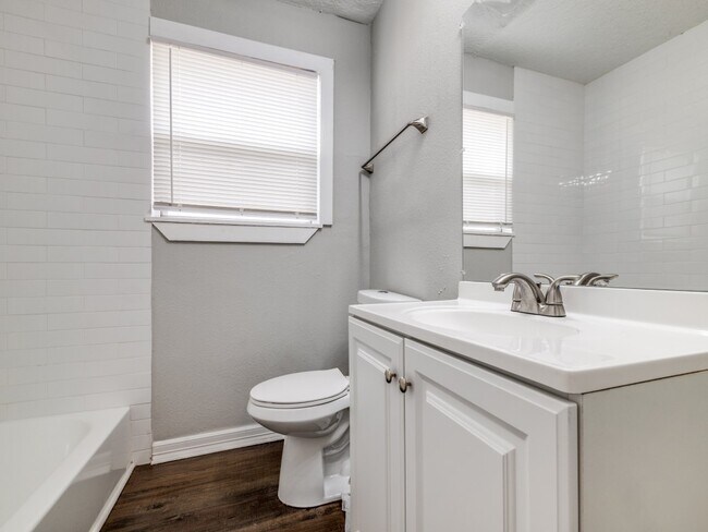 Building Photo - 411 Gober St