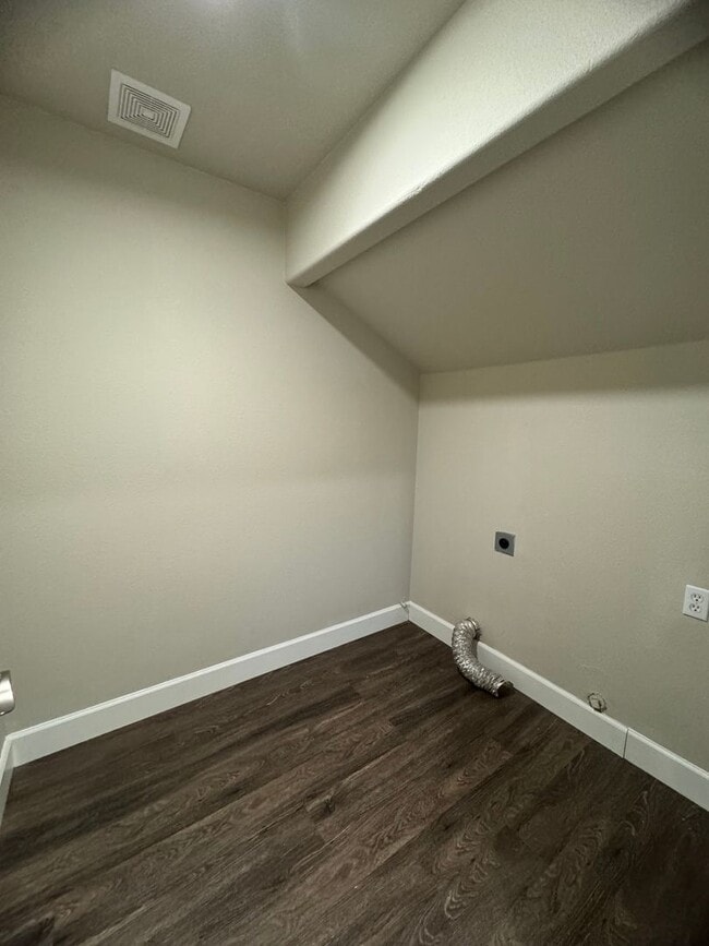 Building Photo - Available NOW - Stunning 3 Bed, 3 Bath Home in North Chico