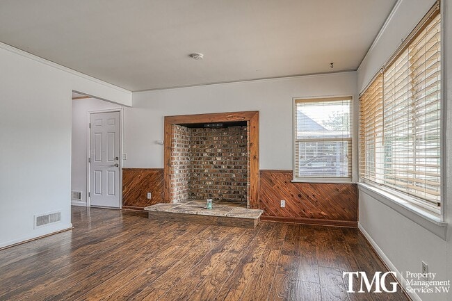 Building Photo - Single-Level 2 Bedroom Home with A/C & Large Backyard