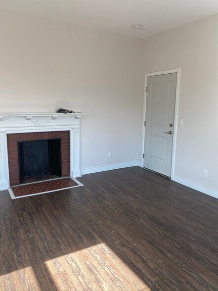 Building Photo - 208 Waterman St