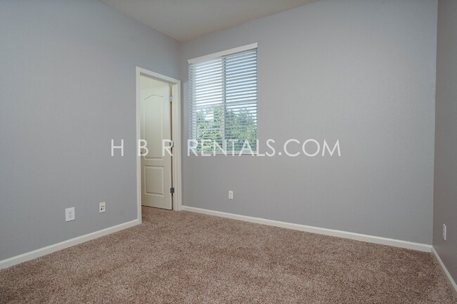 Building Photo - Questa Village: Spacious 3-Bedroom Retreat...
