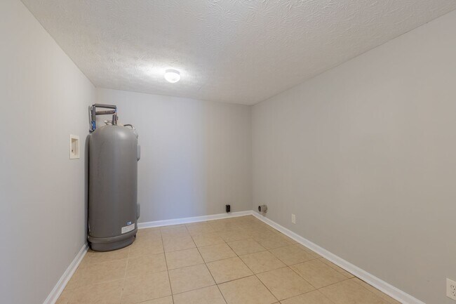 Building Photo - Available Now!  Affordable, Move-In Ready Home close to Interstate & Downtown Columbus.