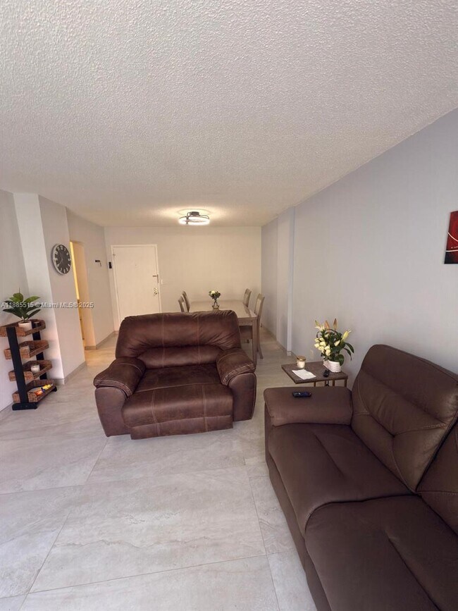 Building Photo - 3113 S Ocean Dr
