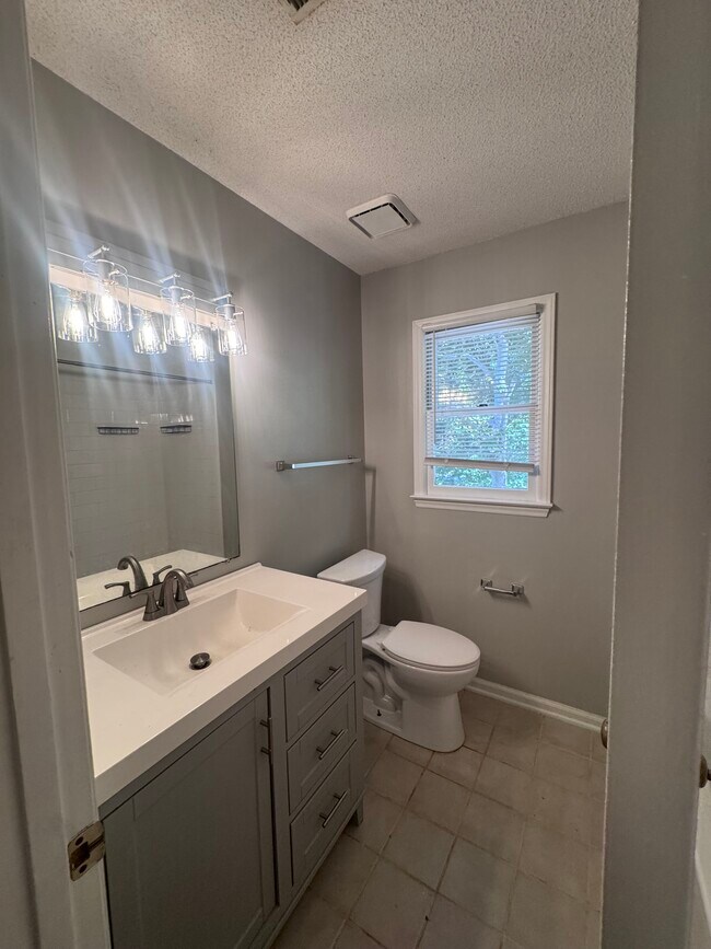 Building Photo - 4218 Queen Victoria Pl