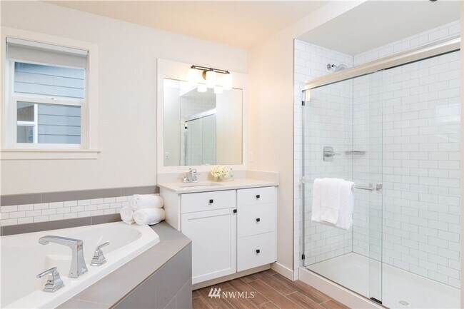 Building Photo - 4 Bedroom Oversized Home in Mountlake Terrace- Office Space and Charging Station