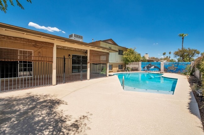 Building Photo - 6 Bed/4.5 Bath Home Close to ASU