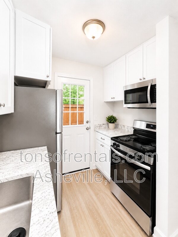 Building Photo - 130 Colony Dr