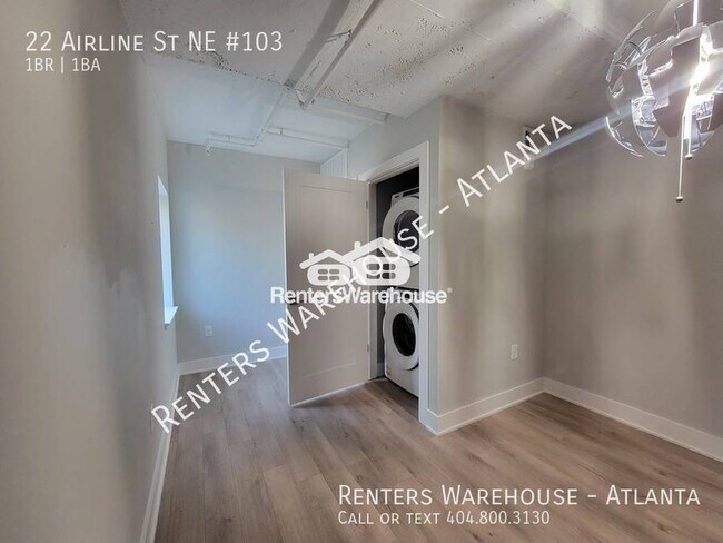 Building Photo - Location! Location! 2 Story 1 Bedroom step...