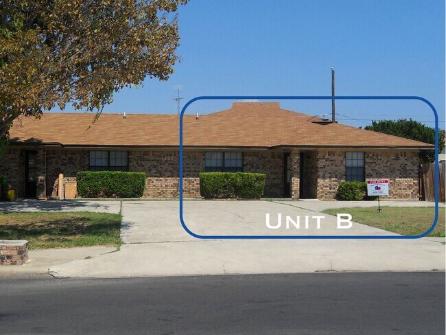 Building Photo - 3802 Hereford Ln