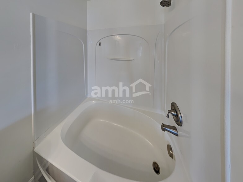 Building Photo - 419 Creekside Ln