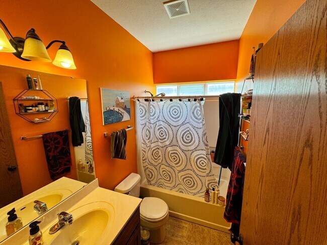 Building Photo - 3 Bedroom Home in Quiet Cul-de-sac!
