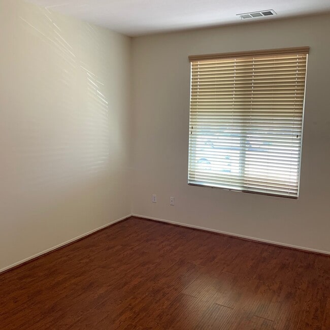 Building Photo - 4 BEDROOM VICTORVILLE HOME