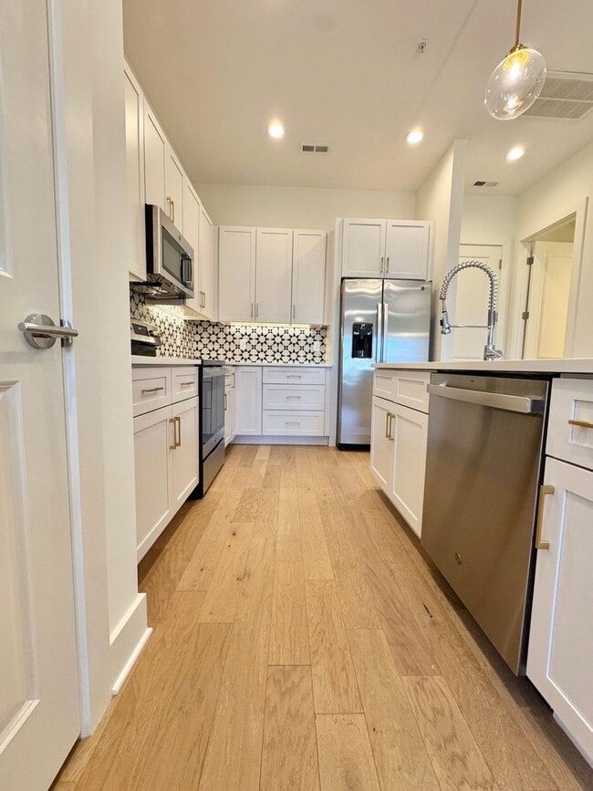 Building Photo - 3 Bedroom, 2.5 Bathroom Home w/ 2 Car Garage in Downtown Franklin