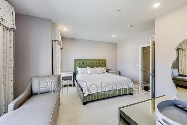 Building Photo - 10821 Symphony Park Dr