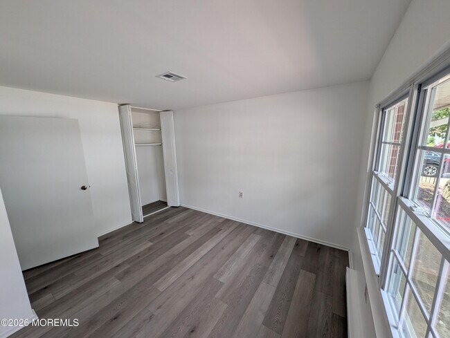 Building Photo - 1042 Aberdeen Dr