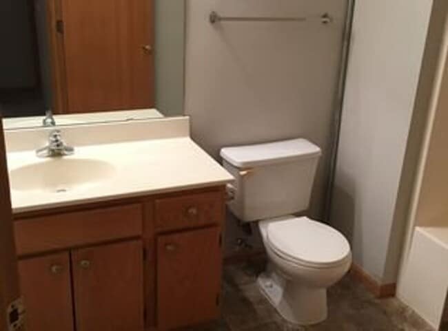 Building Photo - 2 Bed + Loft/1.5 Bath Townhouse- Great Location! Available August 1st!