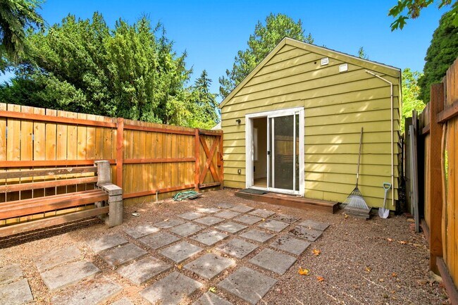 Building Photo - Quiet studio for rent