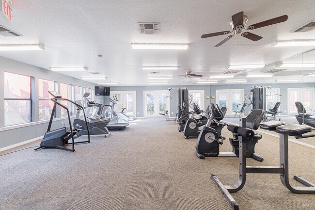 Building Photo - Welcome Home to Comfort and Convenience 2/2