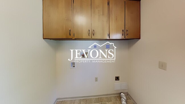 Building Photo - Spacious single-family home with a large f...