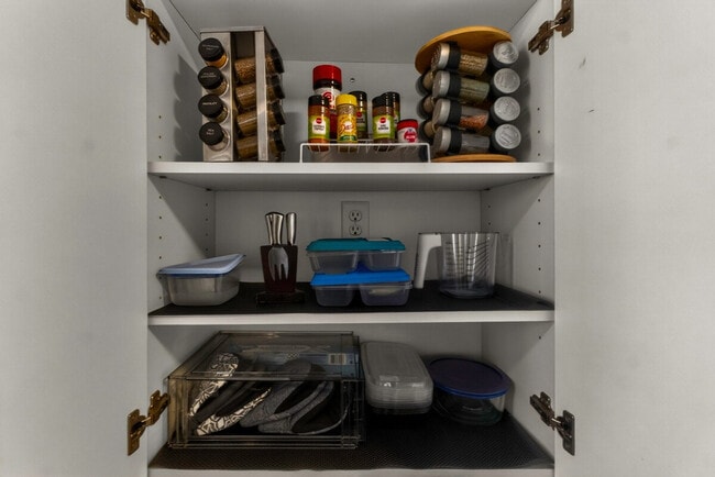 Building Photo - 1424 N Park Pl