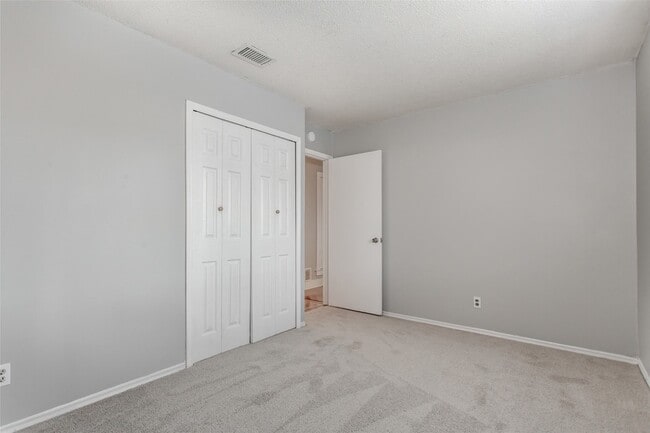 Building Photo - 2121 Travis Dr