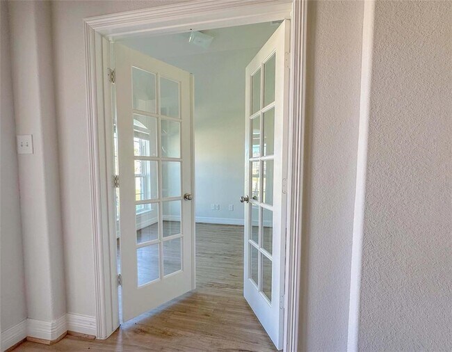 Building Photo - 27150 Grey Fox Run