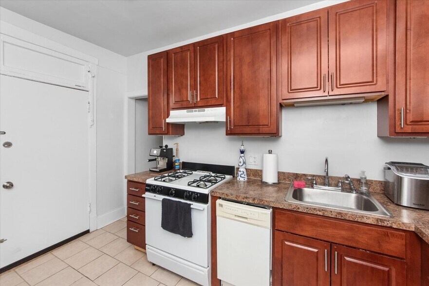 Building Photo - 457 W Roslyn Pl